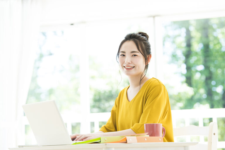 子育てをしながら自宅で働く女性